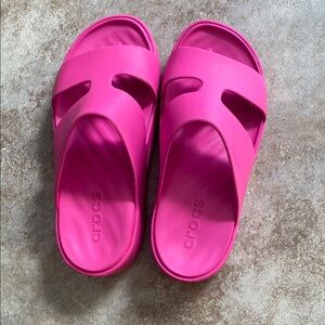 CROCS Women's Vibrant Pink Mules